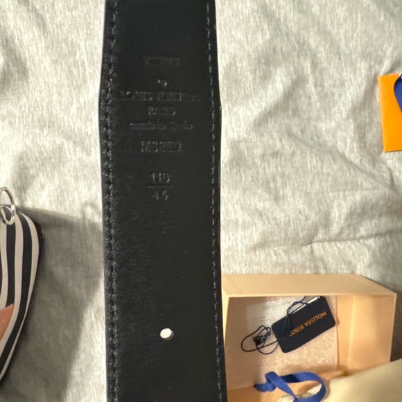 Luis Vuitton Men’s new style reversible belt - Picture 2 of 2